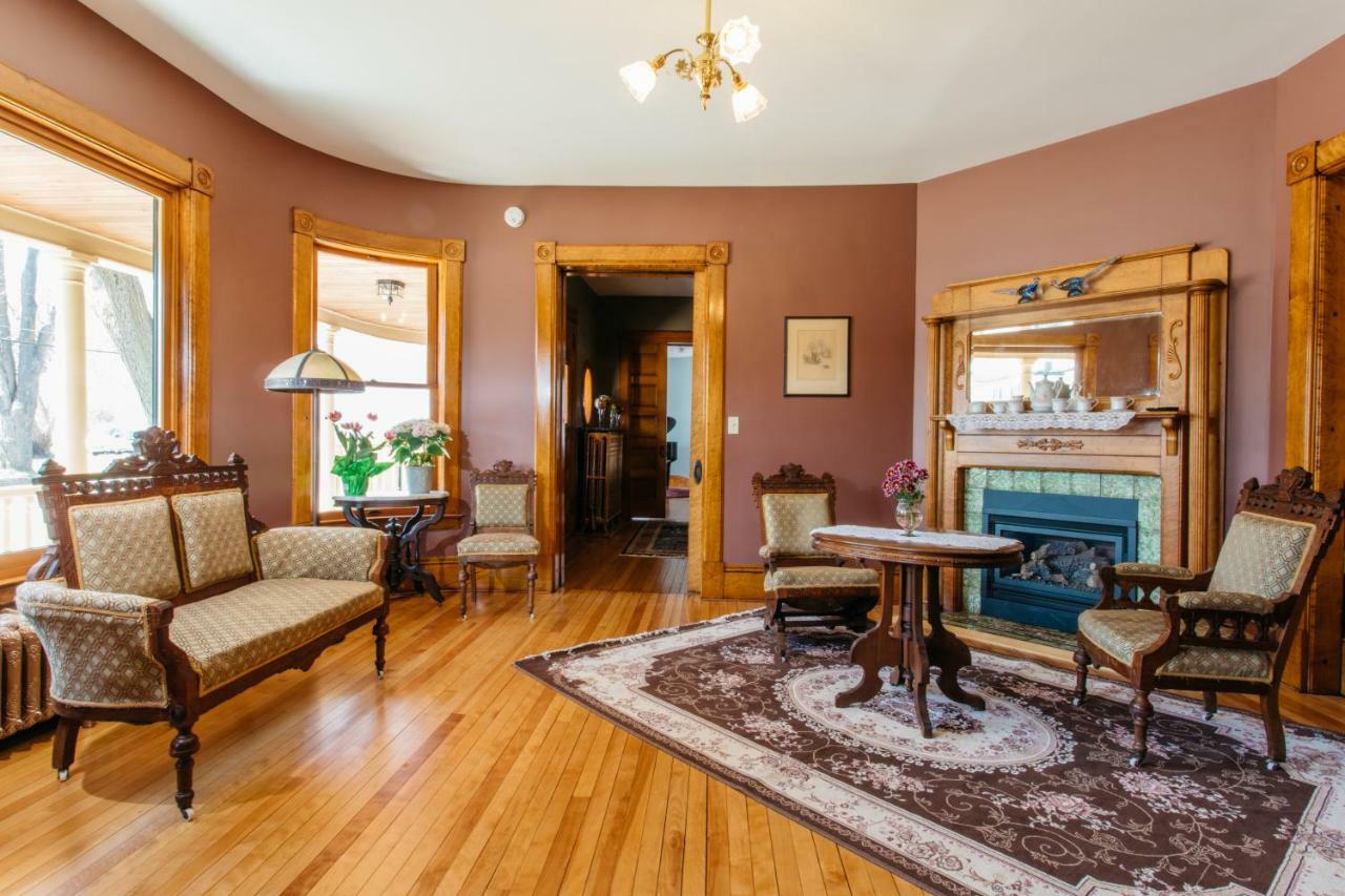 Reynolds House * Barre